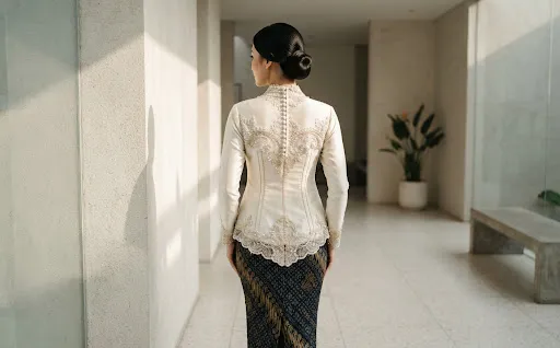 Kebaya Brokat Chantilly - Pusaka Series Image 3